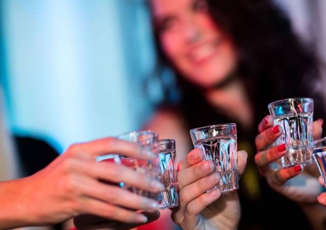 過年買酒注意！有些你覺得口感好的白酒，可能是酒精飲料